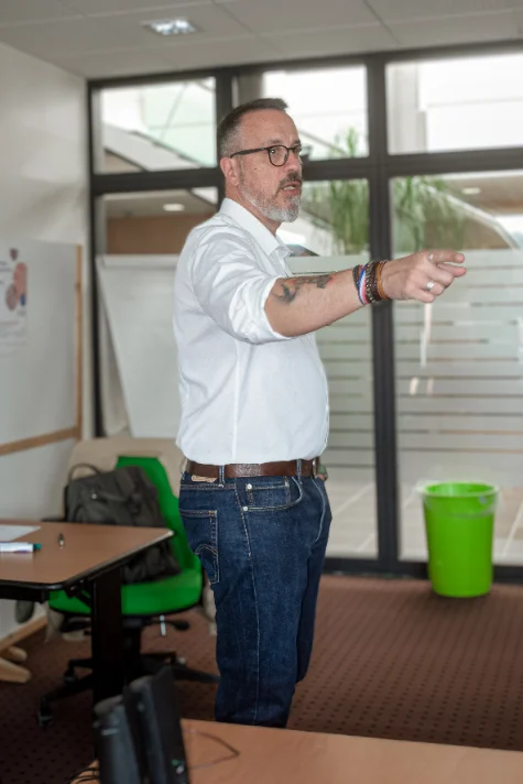 Jérôme Dubois animant une formation en salle